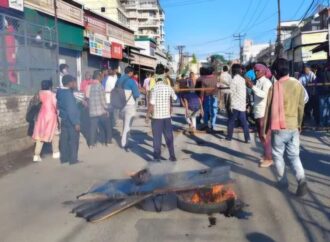 देहरादून में डंपर ने मजदूर को कुचला, सड़क पर फूटा लोगों का गुस्सा