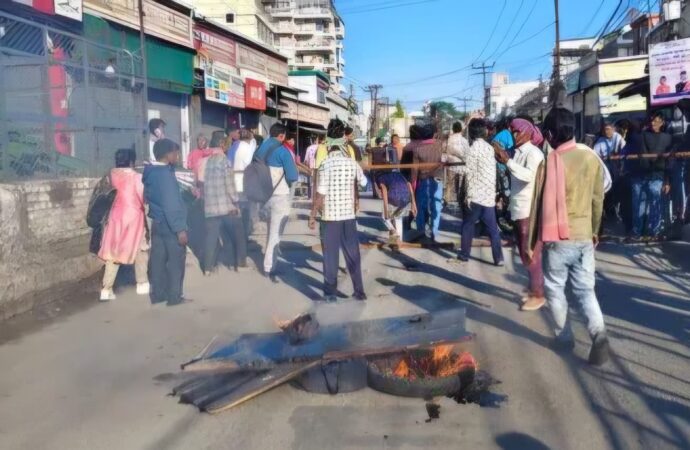 देहरादून में डंपर ने मजदूर को कुचला, सड़क पर फूटा लोगों का गुस्सा