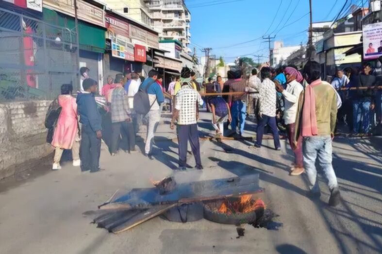 देहरादून में डंपर ने मजदूर को कुचला, सड़क पर फूटा लोगों का गुस्सा
