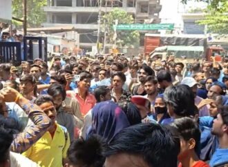 वेतन और हक की लड़ाई: सेलाकुई में श्रमिकों का उबाल, हाईवे जाम पर पुलिस ने बरसाईं लाठियां