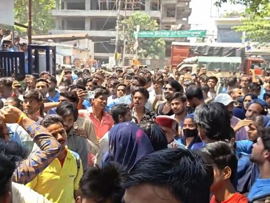 वेतन और हक की लड़ाई: सेलाकुई में श्रमिकों का उबाल, हाईवे जाम पर पुलिस ने बरसाईं लाठियां