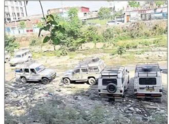 नदी में उतरकर टैक्सी पकड़ने को मजबूर यात्री, बदहाल रिस्पना स्टैंड बना मुसीबत का सफर