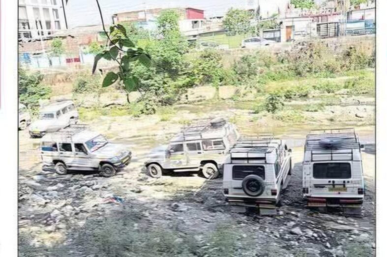 नदी में उतरकर टैक्सी पकड़ने को मजबूर यात्री, बदहाल रिस्पना स्टैंड बना मुसीबत का सफर