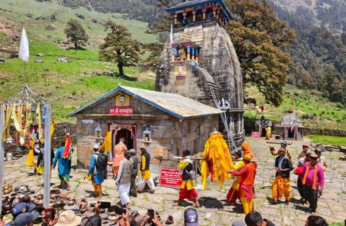 “हर-हर महादेव” के जयकारों से गूंजा मद्महेश्वर धाम, 1135 श्रद्धालुओं की मौजूदगी में खुले कपाट