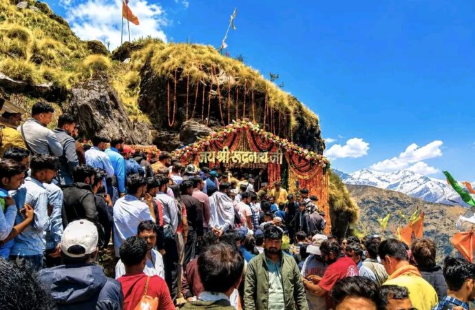 हर-हर महादेव” के जयघोष से गूंजा हिमालय: भक्तों के दर्शनार्थ खुले चतुर्थ केदार श्री रुद्रनाथ मंदिर के कपाट