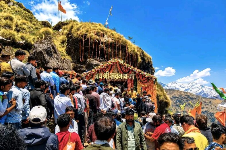 हर-हर महादेव” के जयघोष से गूंजा हिमालय: भक्तों के दर्शनार्थ खुले चतुर्थ केदार श्री रुद्रनाथ मंदिर के कपाट