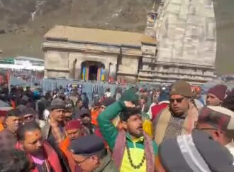 केदारनाथ में वीआईपी सिस्टम पर बवाल: तीर्थ पुरोहितों का प्रदर्शन, डेढ़ घंटे तक गूंजे विरोध के नारे