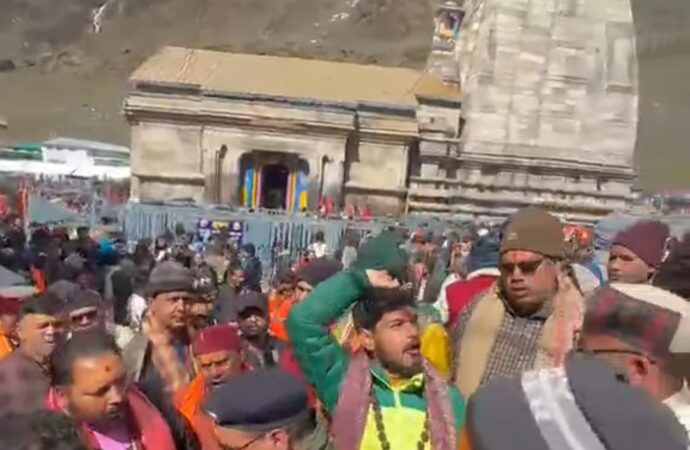 केदारनाथ में वीआईपी सिस्टम पर बवाल: तीर्थ पुरोहितों का प्रदर्शन, डेढ़ घंटे तक गूंजे विरोध के नारे