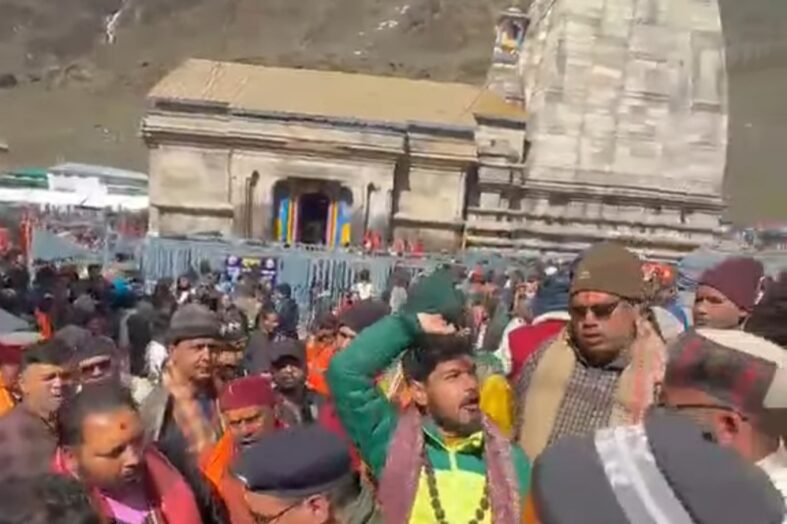 केदारनाथ में वीआईपी सिस्टम पर बवाल: तीर्थ पुरोहितों का प्रदर्शन, डेढ़ घंटे तक गूंजे विरोध के नारे