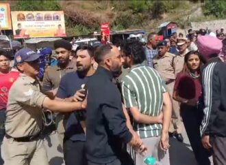 पेट्रोल संकट और जाम से बेहाल चारधाम यात्रा, ज्योतिर्मठ में यात्रियों का फूटा गुस्सा