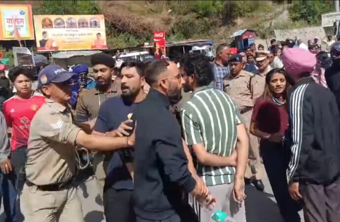 पेट्रोल संकट और जाम से बेहाल चारधाम यात्रा, ज्योतिर्मठ में यात्रियों का फूटा गुस्सा