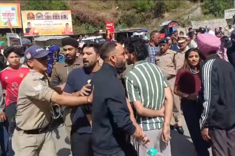 पेट्रोल संकट और जाम से बेहाल चारधाम यात्रा, ज्योतिर्मठ में यात्रियों का फूटा गुस्सा