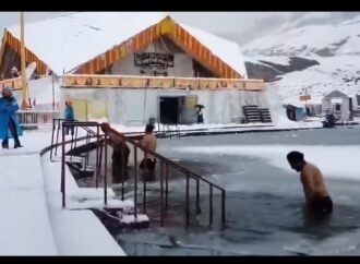 हेमकुंड साहिब में बर्फबारी का आनंद ले रहे श्रद्धालु, फिसलनभरे मार्ग पर पुलिस-एसडीआरएफ की विशेष तैनाती