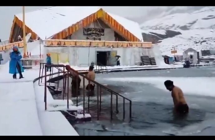 हेमकुंड साहिब में बर्फबारी का आनंद ले रहे श्रद्धालु, फिसलनभरे मार्ग पर पुलिस-एसडीआरएफ की विशेष तैनाती