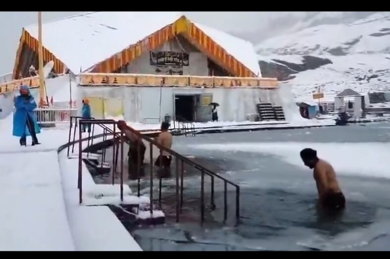 हेमकुंड साहिब में बर्फबारी का आनंद ले रहे श्रद्धालु, फिसलनभरे मार्ग पर पुलिस-एसडीआरएफ की विशेष तैनाती