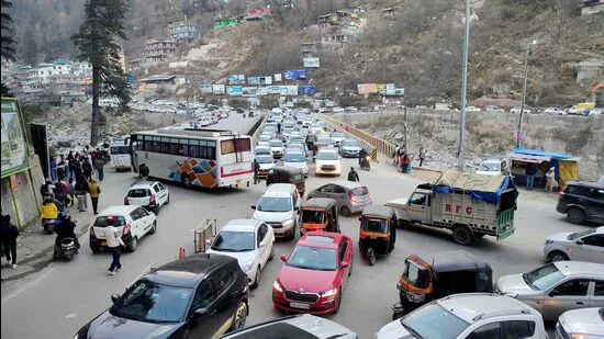 चारधाम यात्रा की रफ्तार बनी मुसीबत: रुद्रप्रयाग से सोनप्रयाग तक घंटों जाम में फंसे यात्री, गर्मी ने बढ़ाई परेशानी