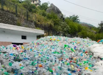 आस्था के साथ बढ़ता प्लास्टिक का संकट: चारधाम यात्रा में हिमालय पर मंडरा रहा पर्यावरणीय खतरा