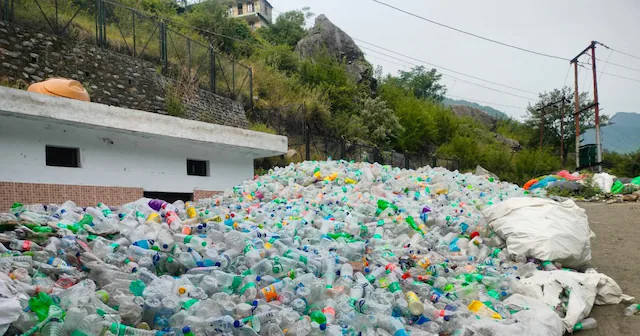 आस्था के साथ बढ़ता प्लास्टिक का संकट: चारधाम यात्रा में हिमालय पर मंडरा रहा पर्यावरणीय खतरा