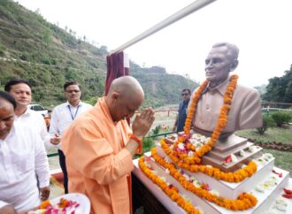 सीएम योगी ने किया स्वर्गीय आनन्द सिंह बिष्ट की प्रतिमा का अनावरण