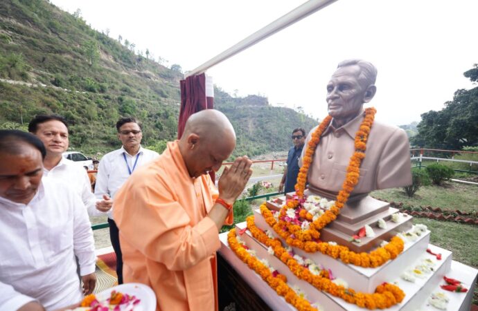 सीएम योगी ने किया स्वर्गीय आनन्द सिंह बिष्ट की प्रतिमा का अनावरण