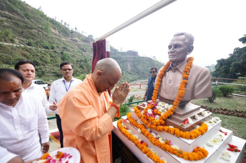 सीएम योगी ने किया स्वर्गीय आनन्द सिंह बिष्ट की प्रतिमा का अनावरण