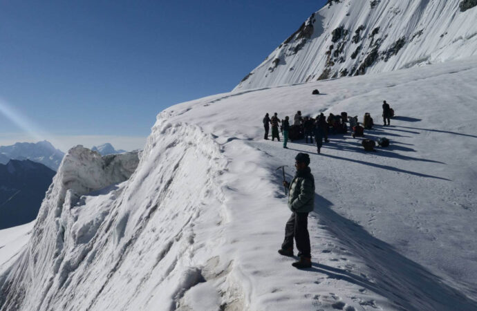नेपाली पोटर्स पर सख्ती से संकट में कालिंदी पास ट्रेक, पर्यटन कारोबार पर मंडराया खतरा