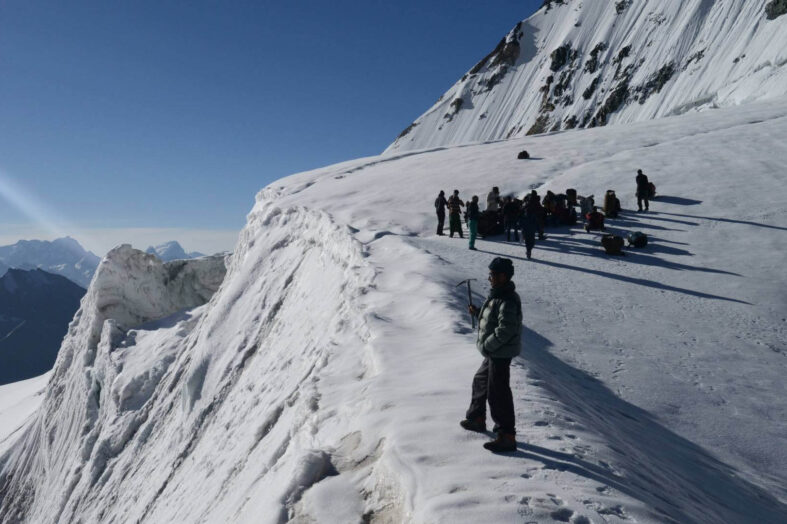नेपाली पोटर्स पर सख्ती से संकट में कालिंदी पास ट्रेक, पर्यटन कारोबार पर मंडराया खतरा