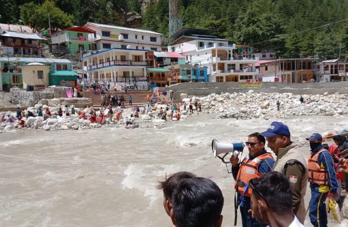 भागीरथी का रौद्र रूप: गंगोत्री में बढ़ा जलस्तर, प्रशासन ने जारी किया हाई अलर्ट