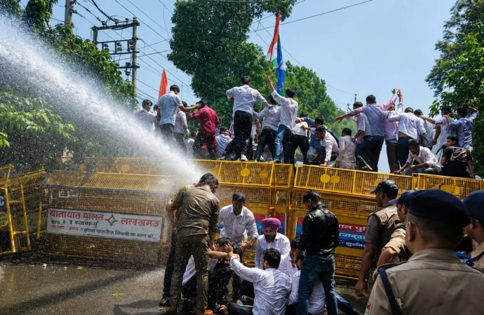 देहरादून में विरोध का उबाल: पेपर लीक, शिक्षकों की मांगें और डॉक्टरों का आंदोलन, सड़कों पर दिखा जनाक्रोश