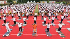 अंतरराष्ट्रीय योग दिवस पर झांसी में भव्य योग कार्यक्रम, मुख्यमंत्री योगी आदित्यनाथ ने किया सामूहिक योगाभ्यास