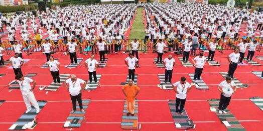 अंतरराष्ट्रीय योग दिवस पर झांसी में भव्य योग कार्यक्रम, मुख्यमंत्री योगी आदित्यनाथ ने किया सामूहिक योगाभ्यास