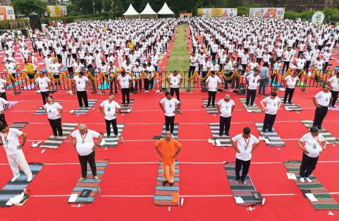 अंतरराष्ट्रीय योग दिवस पर झांसी में भव्य योग कार्यक्रम, मुख्यमंत्री योगी आदित्यनाथ ने किया सामूहिक योगाभ्यास