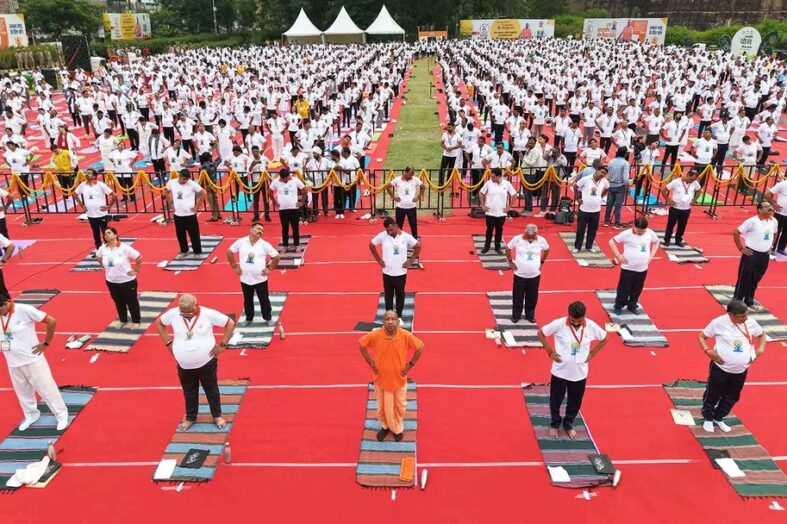 अंतरराष्ट्रीय योग दिवस पर झांसी में भव्य योग कार्यक्रम, मुख्यमंत्री योगी आदित्यनाथ ने किया सामूहिक योगाभ्यास