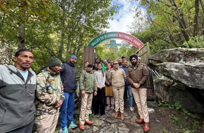 रंग-बिरंगे फूलों से सजी स्वर्ग की वादी खुली, पहले ही दिन 108 पर्यटकों ने किया दीदार