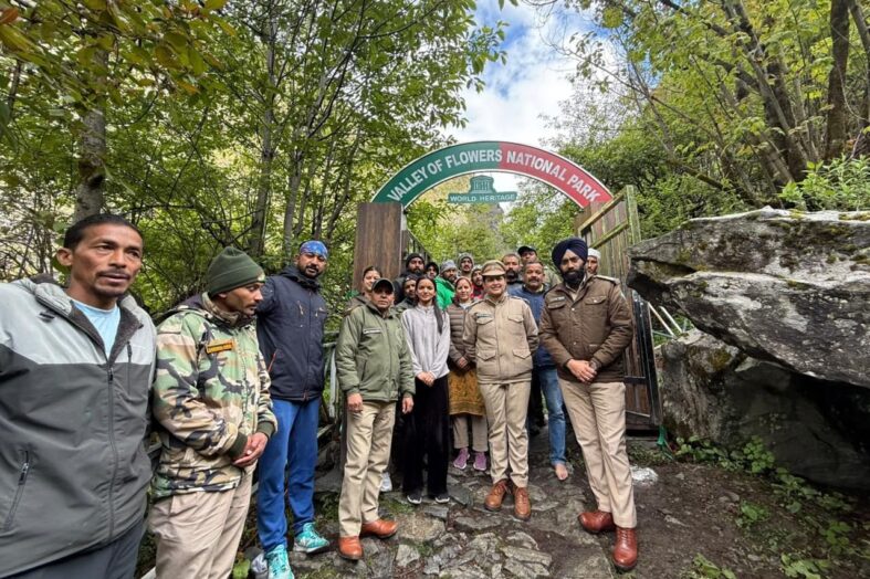 रंग-बिरंगे फूलों से सजी स्वर्ग की वादी खुली, पहले ही दिन 108 पर्यटकों ने किया दीदार