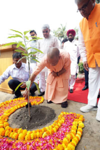 54वें जन्मदिन पर मुख्यमंत्री योगी का हरित संकल्प, ‘एक पेड़ मां के नाम’ अभियान का शुभारंभ