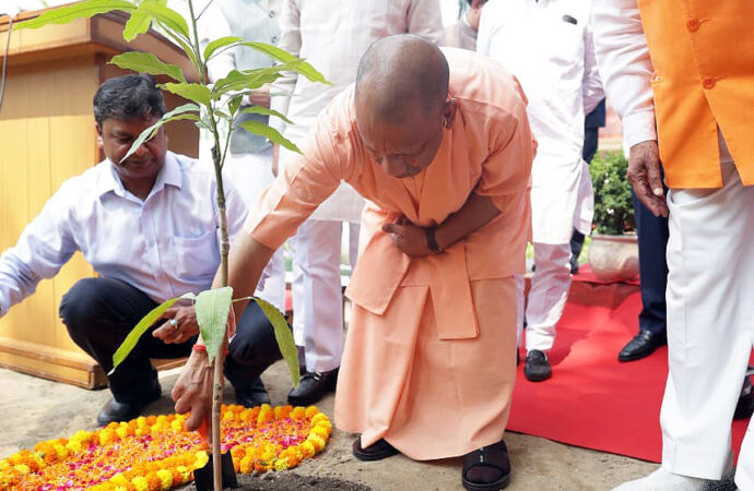 54वें जन्मदिन पर मुख्यमंत्री योगी का हरित संकल्प, ‘एक पेड़ मां के नाम’ अभियान का शुभारंभ