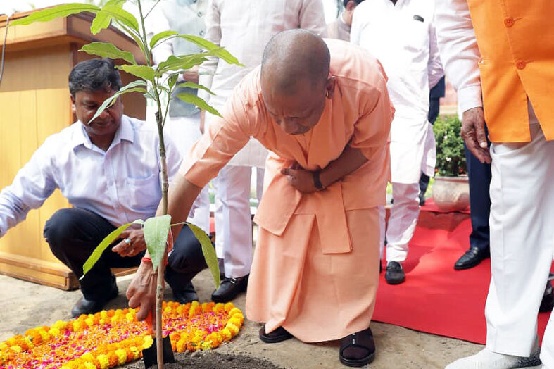 54वें जन्मदिन पर मुख्यमंत्री योगी का हरित संकल्प, ‘एक पेड़ मां के नाम’ अभियान का शुभारंभ