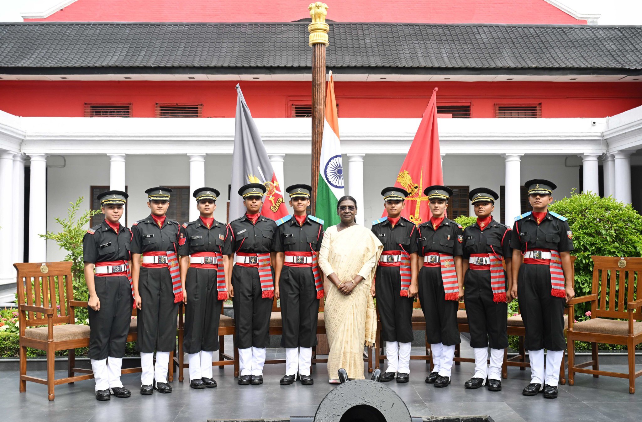 आईएमए के इतिहास में स्वर्णिम अध्याय: पहली बार नौ महिला कैडेट बनीं सेना अधिकारी, राष्ट्रपति द्रौपदी मुर्मु ने ली पासिंग आउट परेड की सलामी