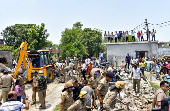 सहसपुर में भाजपा नेता की हत्या के बाद भड़की सांप्रदायिक हिंसा, पुलिस पर पथराव, दो घर फूंके, आरोपियों के मकान-दुकान जमींदोज