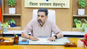 जनशिकायतों के निस्तारण में लापरवाही पर डीएम सख्त, सीएमओ को नोटिस और अभियंता का वेतन रोका