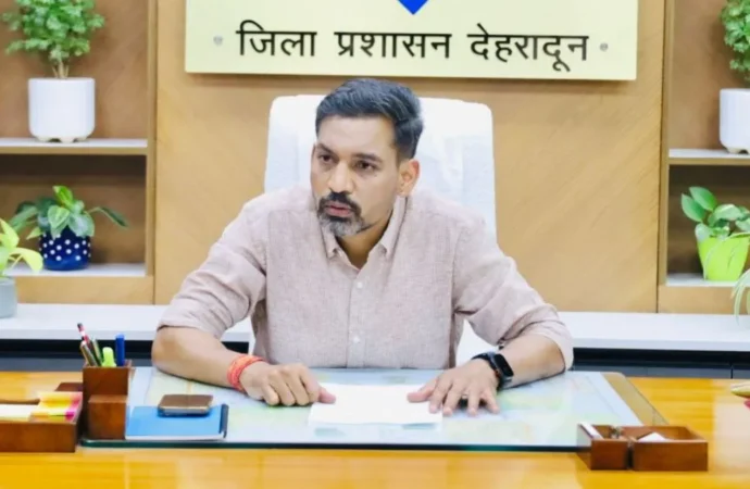 जनशिकायतों के निस्तारण में लापरवाही पर डीएम सख्त, सीएमओ को नोटिस और अभियंता का वेतन रोका