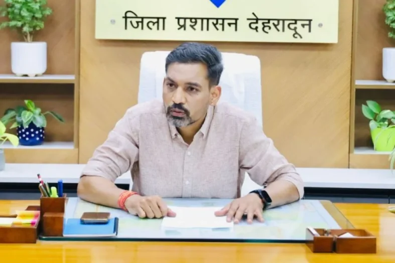 जनशिकायतों के निस्तारण में लापरवाही पर डीएम सख्त, सीएमओ को नोटिस और अभियंता का वेतन रोका