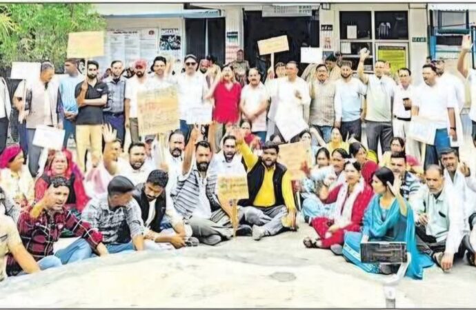 स्वास्थ्य व्यवस्था पर फूटा जनाक्रोश: नौगांव और थत्यूड़ में सड़कों पर उतरे लोग, विशेषज्ञ डॉक्टरों और सुविधाओं की मांग तेज”