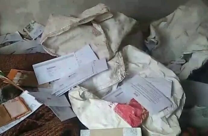 चमोली के थराली में पोस्टमैन की बड़ी लापरवाही, घर में मिली चार बोरियों में भरी स्पीड पोस्ट और अहम दस्तावेज