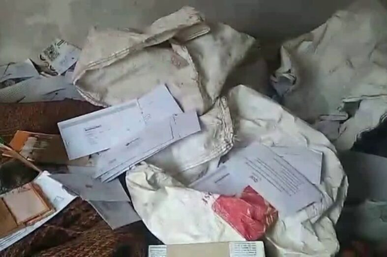 चमोली के थराली में पोस्टमैन की बड़ी लापरवाही, घर में मिली चार बोरियों में भरी स्पीड पोस्ट और अहम दस्तावेज
