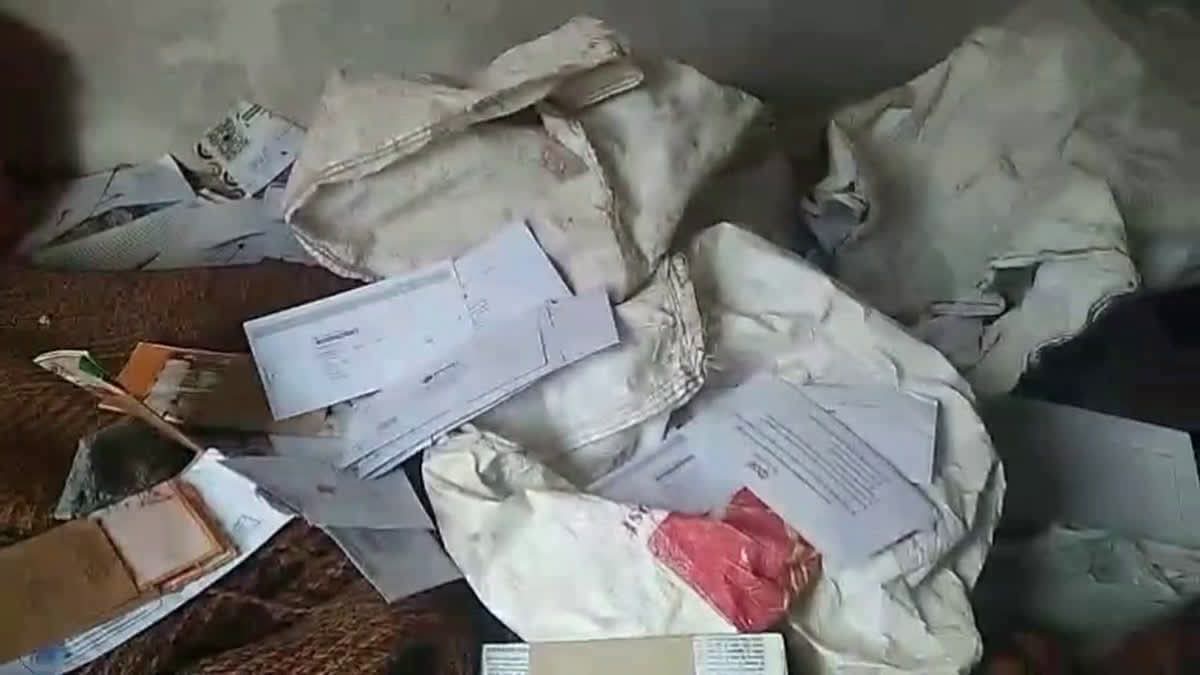 चमोली के थराली में पोस्टमैन की बड़ी लापरवाही, घर में मिली चार बोरियों में भरी स्पीड पोस्ट और अहम दस्तावेज