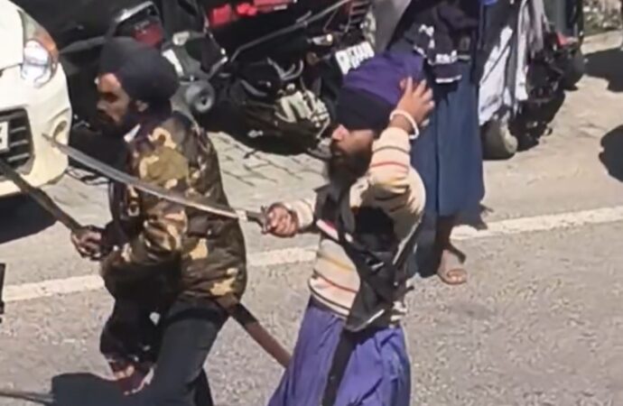 कर्णप्रयाग में तलवारों से हमला: सड़क दुर्घटना के बाद भड़का विवाद, सात लोग घायल, चार युवक हिरासत में