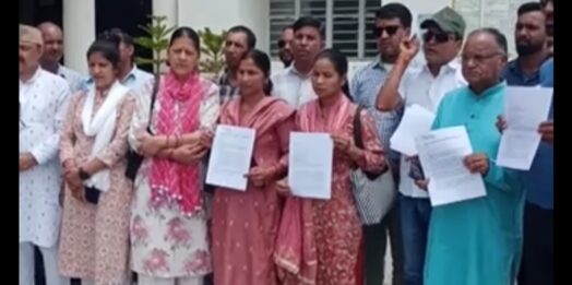 गांव की भूमि नीलामी के विरोध में फूटा ग्रामीणों का गुस्सा, कलेक्ट्रेट में प्रदर्शन कर दिया धरना