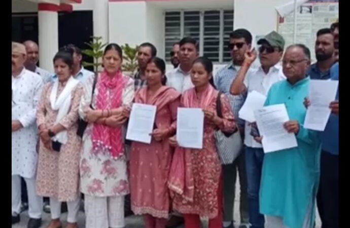 गांव की भूमि नीलामी के विरोध में फूटा ग्रामीणों का गुस्सा, कलेक्ट्रेट में प्रदर्शन कर दिया धरना